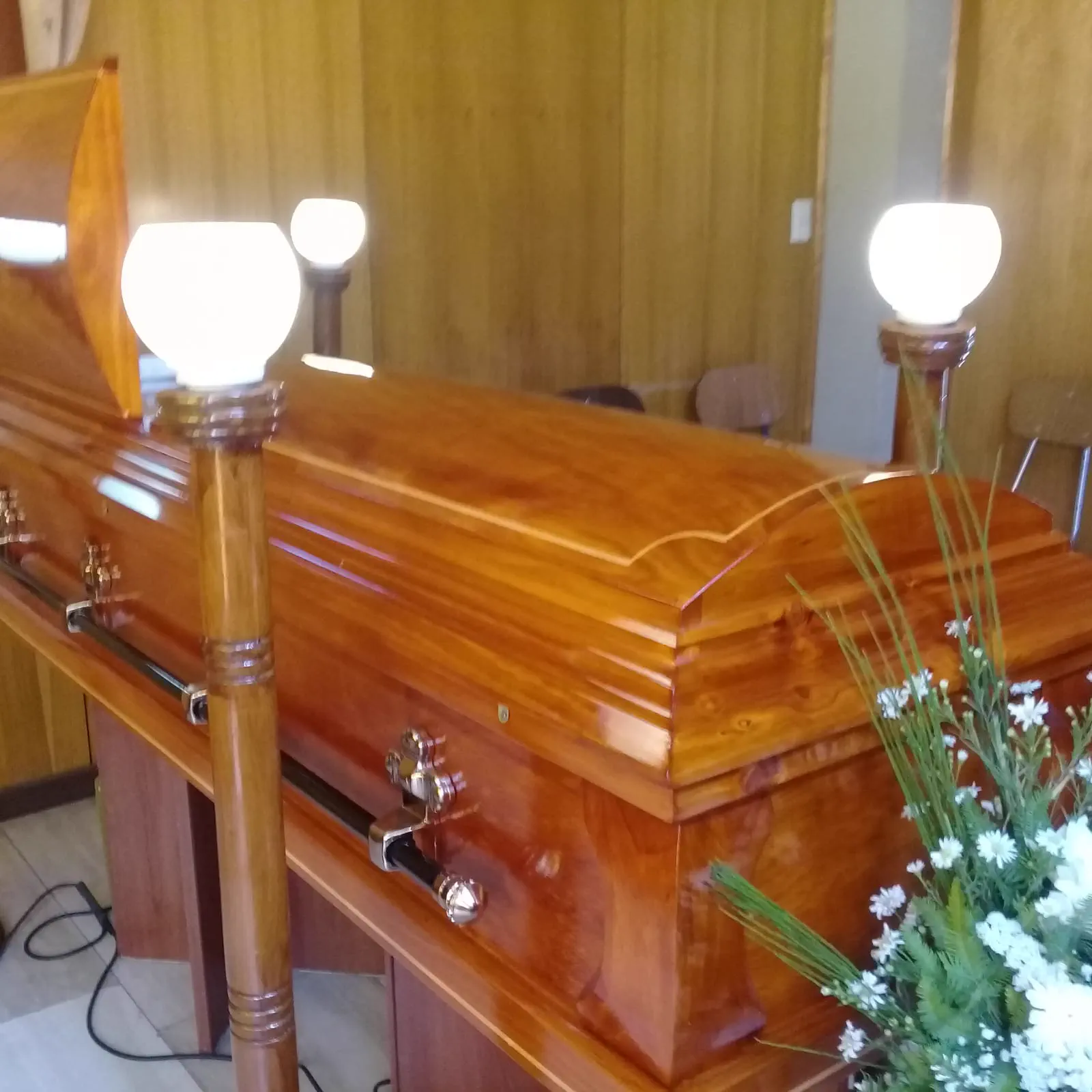 Urna de madera preparada para una ceremonia