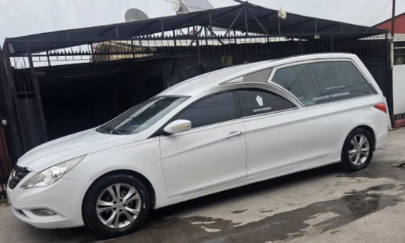 Carroza blanca utilizada para traslados funerarios